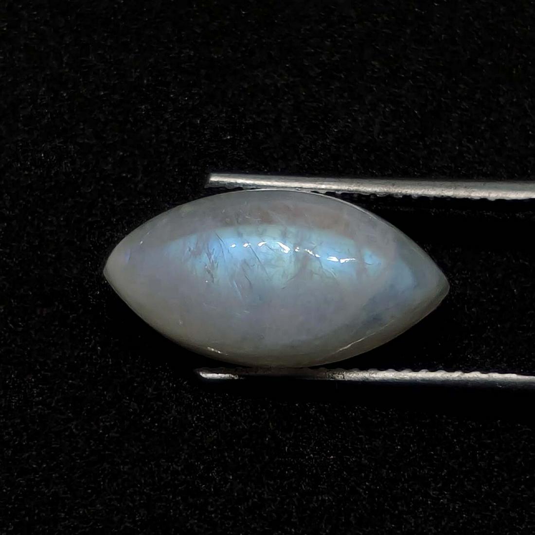 7.45 ct Natural White Rainbow Moonstone: No Reserve! Title: 7.45 ct Natural White Rainbow Moonstone Additional Information: Gemstones: Rainbow Moonstone Carat Weights: 7,45 ct Size/Dimensions:16 X 8 X 7 mm Origin : India Materials & Techniqu