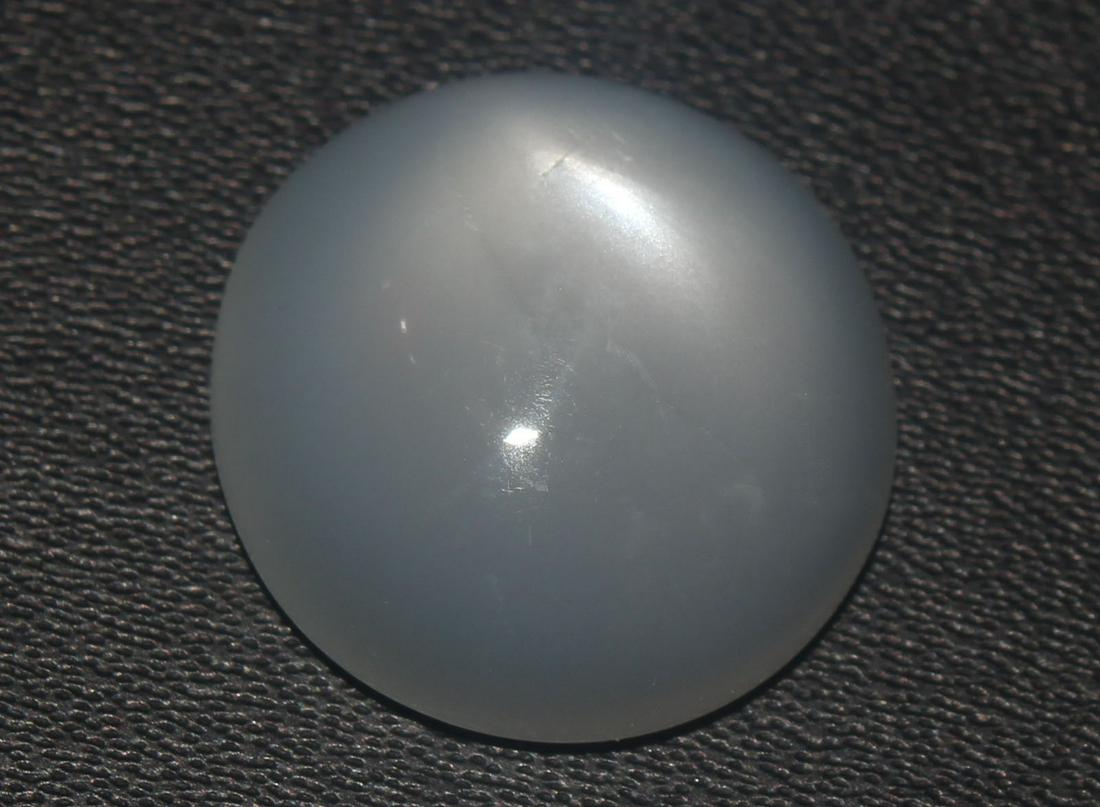 11.85 cts Natural Moonstone: No Reserve! Title: 11.85 cts Natural Moonstone Additional Information: Gemstone : Natural Moonstone Shape : Round Cabochan Weight : 11.85 carats Measurements : 16.32x15.67x6.54 mm Color : White Treatm