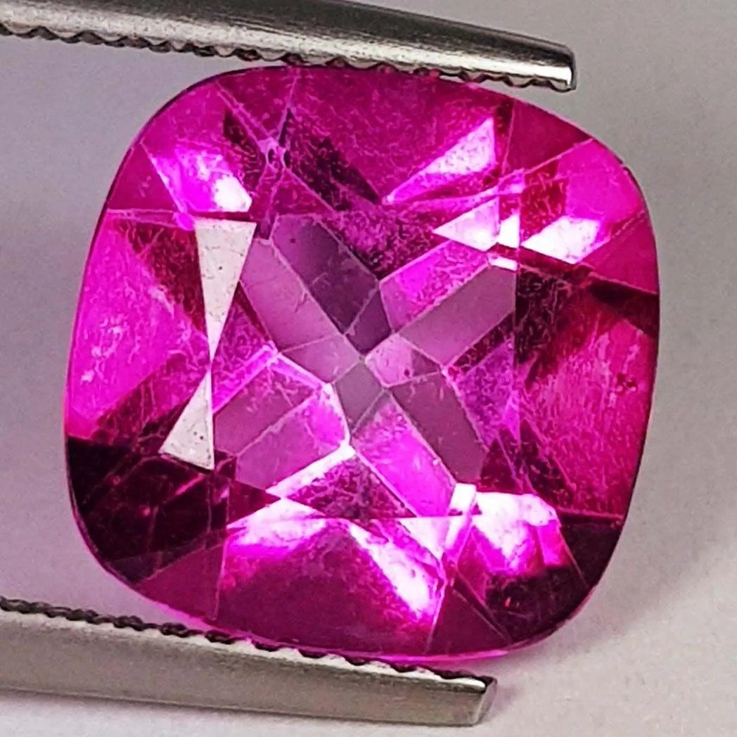 6.32 ctz Natural Pink Topaz: No Reserve! Title: 6.32 ctz Natural Pink Topaz Color/Clarity: Pink / VVS Gemstones: Topaz Carat Weights: 6.32 Size/Dimensions: 11.00 x 11.00 x 6.80 Additional Info: Square / Brazil / Coated Shipping: