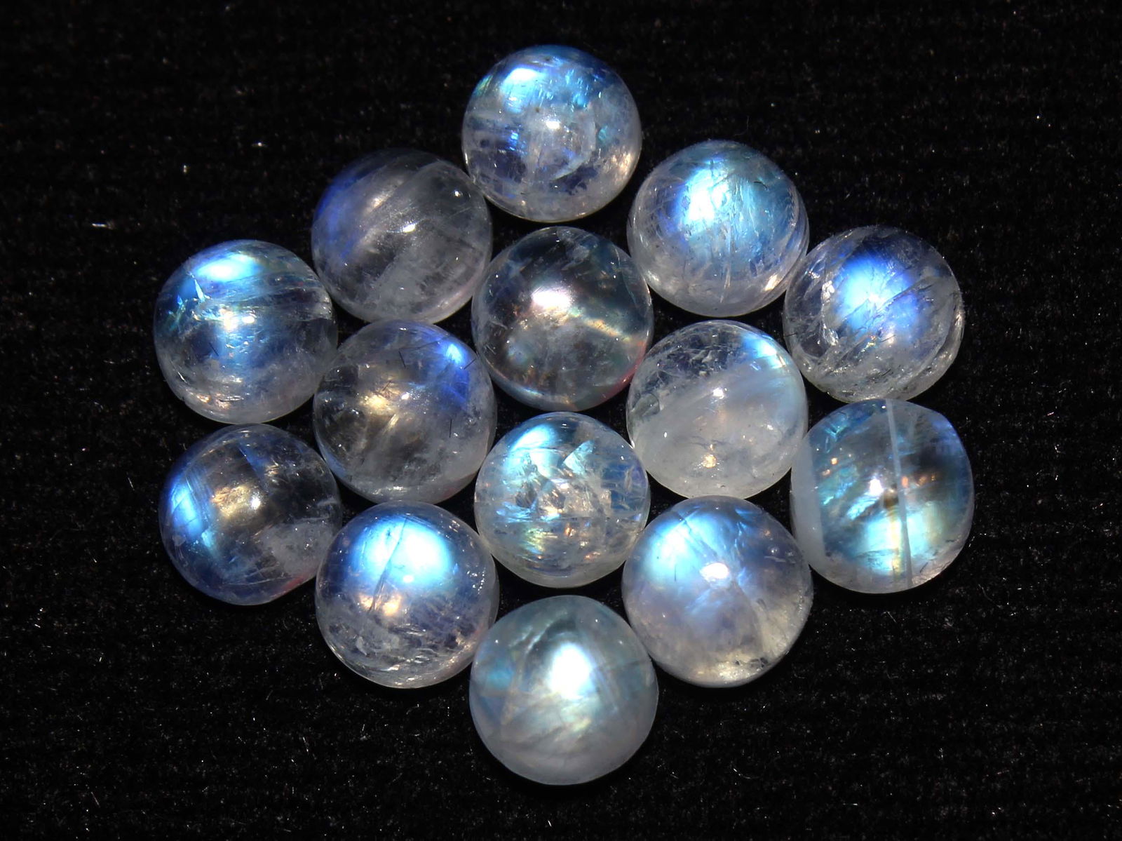 9.37 cts Natural Rainbow Moonstone Lot: No Reserve! Title: 9.37 cts Natural Rainbow Moonstone Lot Additional Information: Gemstone : Natural Rainbow Moonstone Shape and cut : Round cabochan Weight : 9.37 carats Measurements : 5x5 mm Number