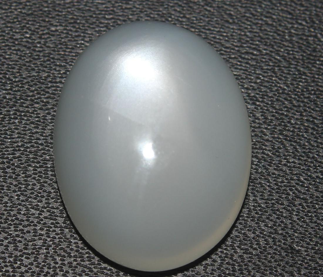 17.22 cts Natural Moonstone: No Reserve! Title: 17.22 cts Natural Moonstone Additional Information: Gemstone : Natural Moonstone Shape : Oval Cabochan Weight : 17.22 carats Measurements : 20.12x15.52x7.45 mm Color : White Treatme