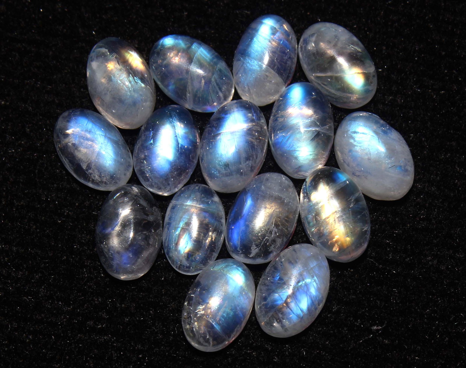 9.58 cts Natural Rainbow Moonstone: No Reserve! Title: 9.58 cts Natural Rainbow Moonstone Additional Information: Gemstone : Natural Rainbow Moonstone Shape and cut : Oval cabochan Weight : 9.58 carats Measurements : 6x4 mm Number Of St