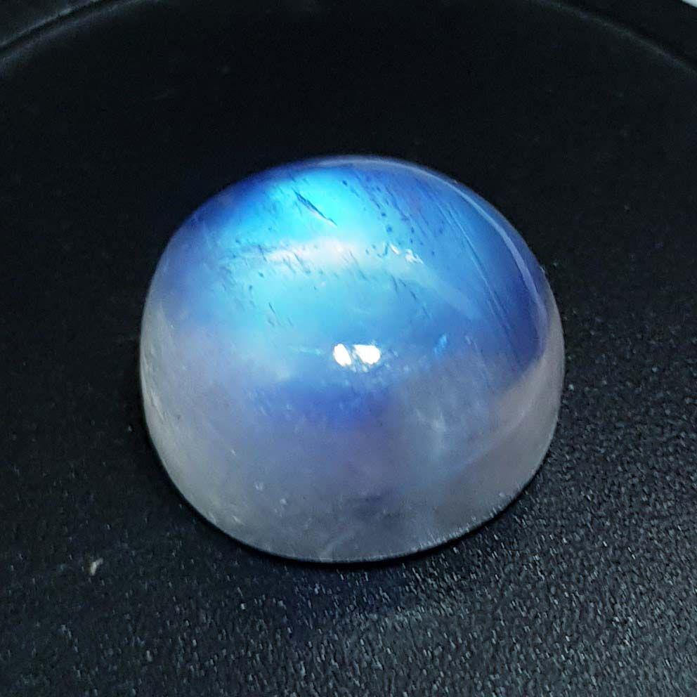 6.48 ctz Natural Royal Blue Moonstone: No Reserve! Title: 6.48 ctz Natural Royal Blue Moonstone Color/Clarity: Royal Blue / Transparent Gemstones: Moonstone Carat Weights: 6.48 Size/Dimensions: 11.00 x 11.00 x 7.30 Additional Info: Round /