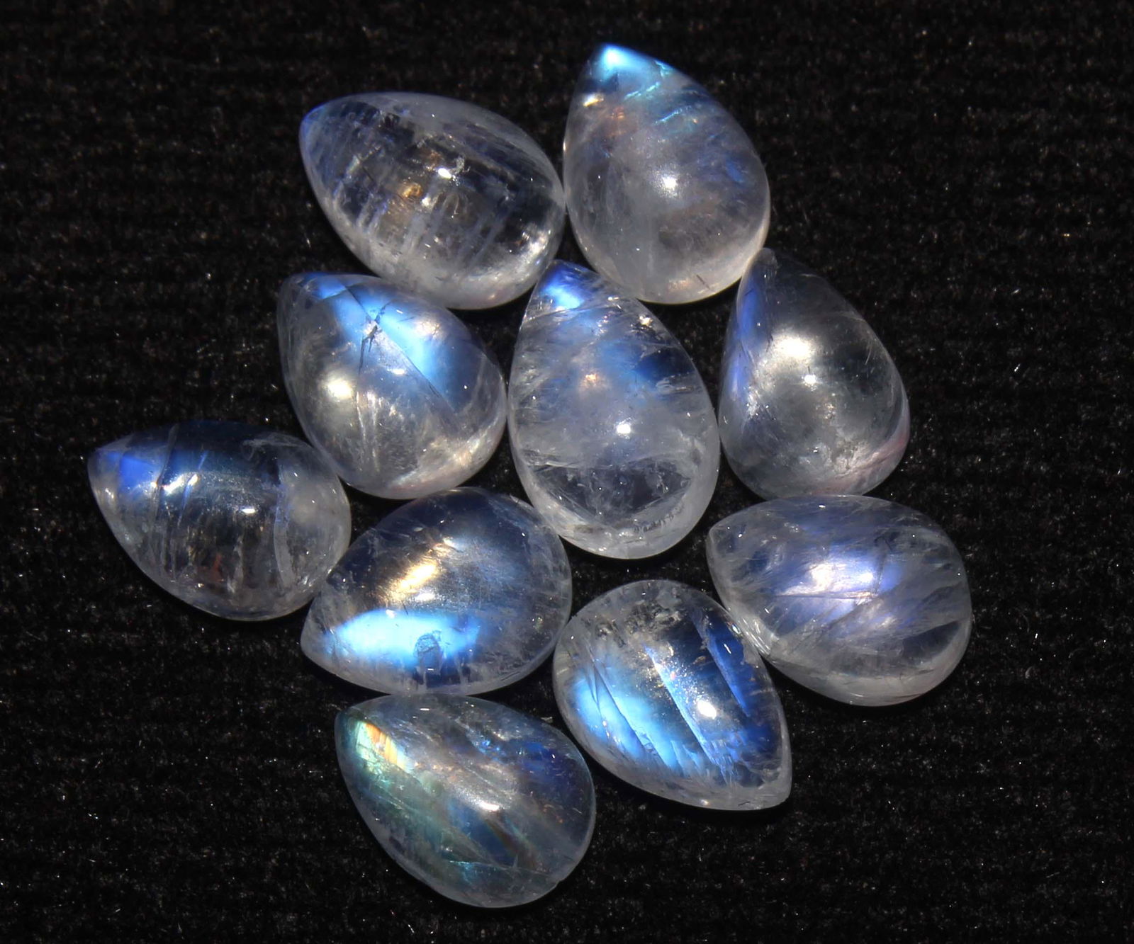 8.83 cts Natural Rainbow Moonstone Lot: No Reserve! Title: 8.83 cts Natural Rainbow Moonstone Lot Additional Information: Gemstone : Natural Rainbow Moonstone Shape and cut : pear cabochan Weight : 8.83 carats Measurements : 7x5 mm Number O