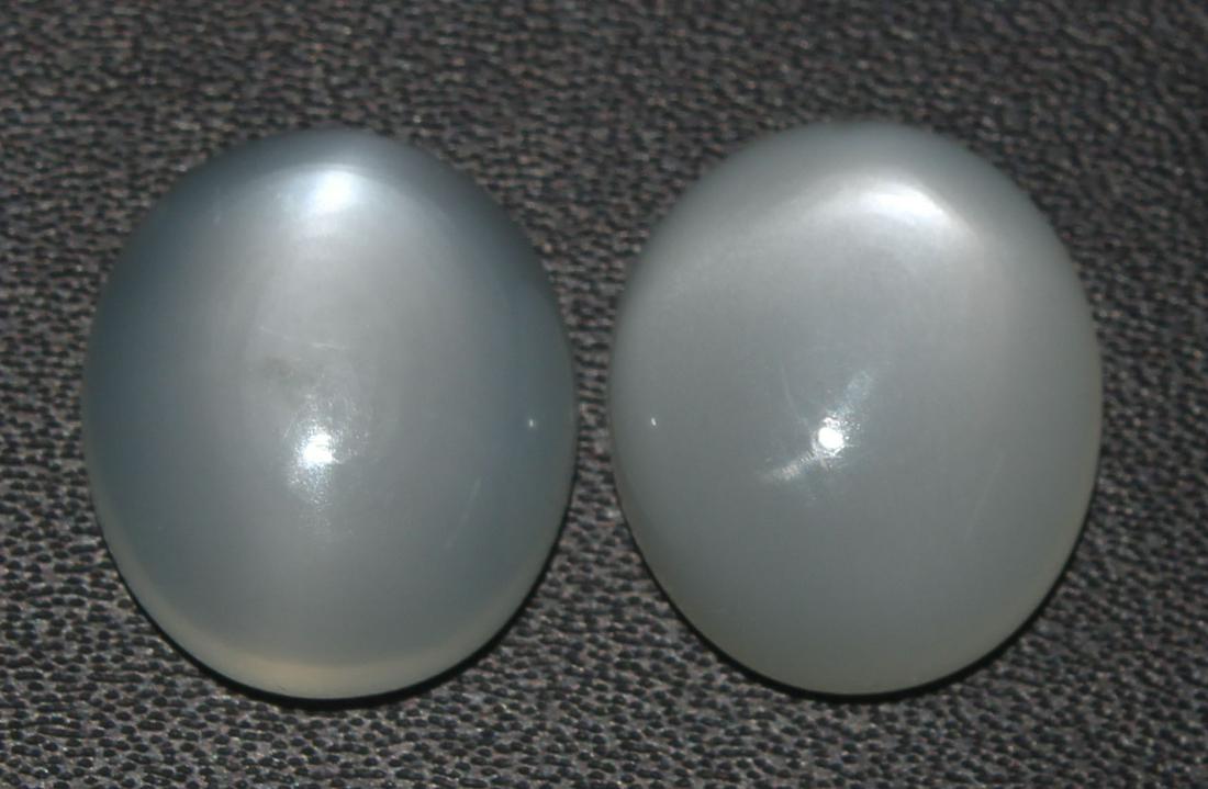17.15 cts Natural Moonstone Lot: No Reserve! Title: 17.15 cts Natural Moonstone Lot Additional Information: Gemstone : Natural Moonstone Shape : Oval Cabochan Weight : 17.15 carats Measurements : 15.39x13.08x5.85 mm , 15.24x13.00x5.6