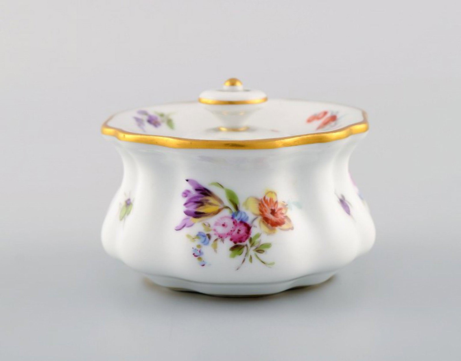 Antique Meissen inkwell in hand-painted porcelain with floral motifs and gold edge. 19th century.: Antique Meissen inkwell in hand-painted porcelain with floral motifs and gold edge. 19th century. Measures: 7.5 x 5 cm. In very good condition. Stamped. Reserve: $175.00 Shipping: Domestic: Shipping r