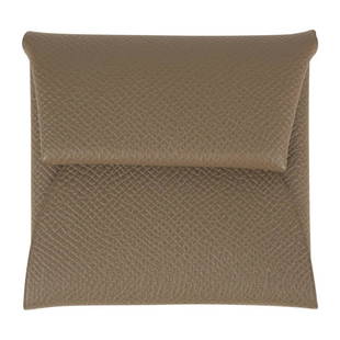 Hermes Bastia Change Purse Etoupe Epsom Leather nwt: Guaranteed authentic Hermes Bastia change purse features Neutral Etoupe in epsom leather. The most charming addition to any bag! Palladium snap closure. Comes with signature Hermes box. New or Store