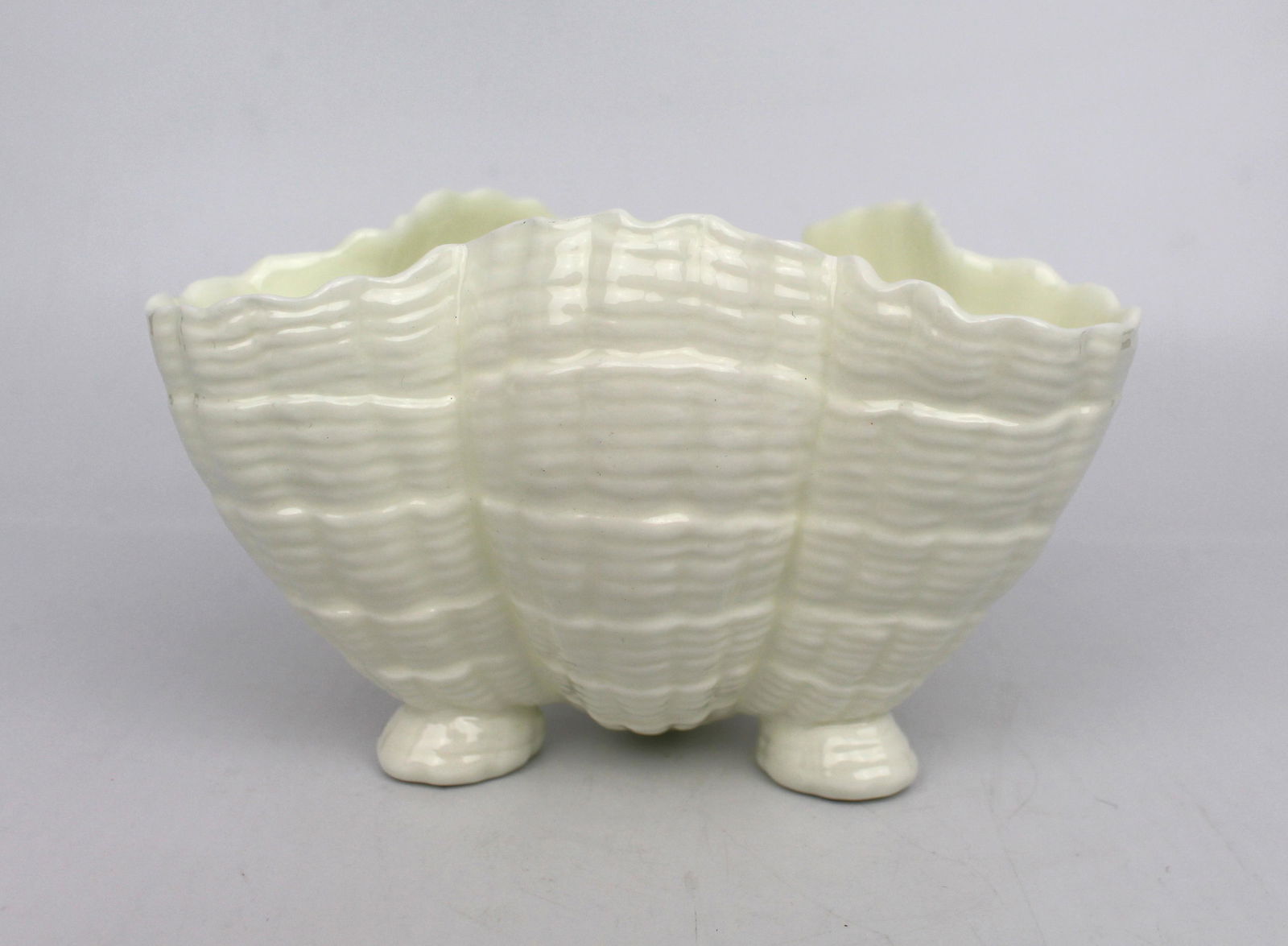 Royal Worcester Shell Shaped Footed Bowl Shape 69 c.1970: Title: Royal Worcester Shell Shaped Footed Bowl Shape 69 c.1970 Description: Royal Worcester Shell Shaped Footed Bowl Shape 69 c.1970 Royal Worcester, mid/late 20th c. Green backstamp to underside, al