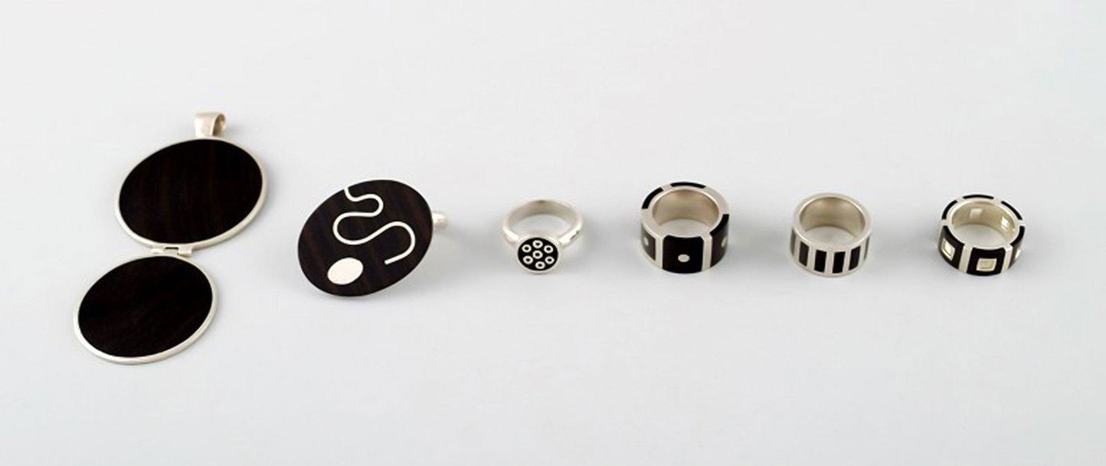 Collection of jewelry in sterling silver, most with mountings of ebony, consisting of five rings and (1 of 4)