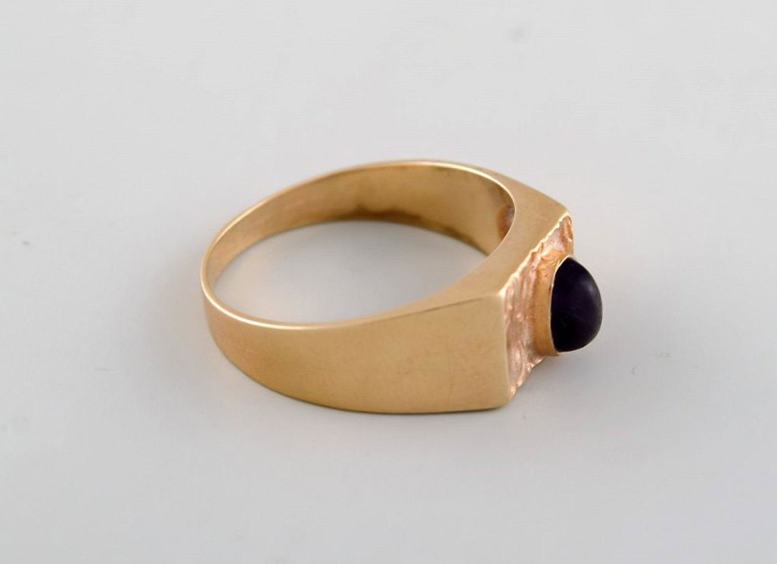Scandinavian goldsmith. 14 carat modernist gold ring adorned with dark amethyst. Mid 20th century. (1 of 5)
