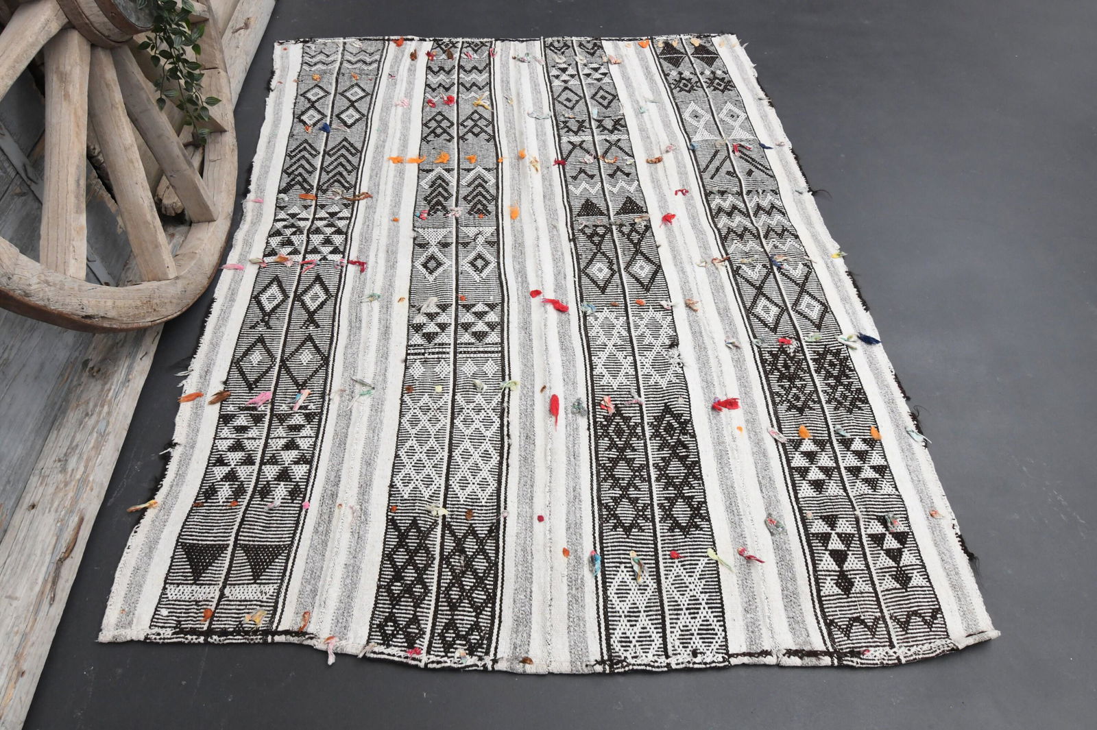 5x6 ENTRYWAY TURKISH, Antique Rug, Kilim Flatweave Natural: Title: 5x6 ENTRYWAY TURKISH, Antique Rug, Kilim Flatweave Natural Origin: Turkey Date/Period: 1960 - 1970 Materials: Wool and Cotton Size: 4.8 x 6.4 feet ▕ 145x194=281 cm2 Additional Information