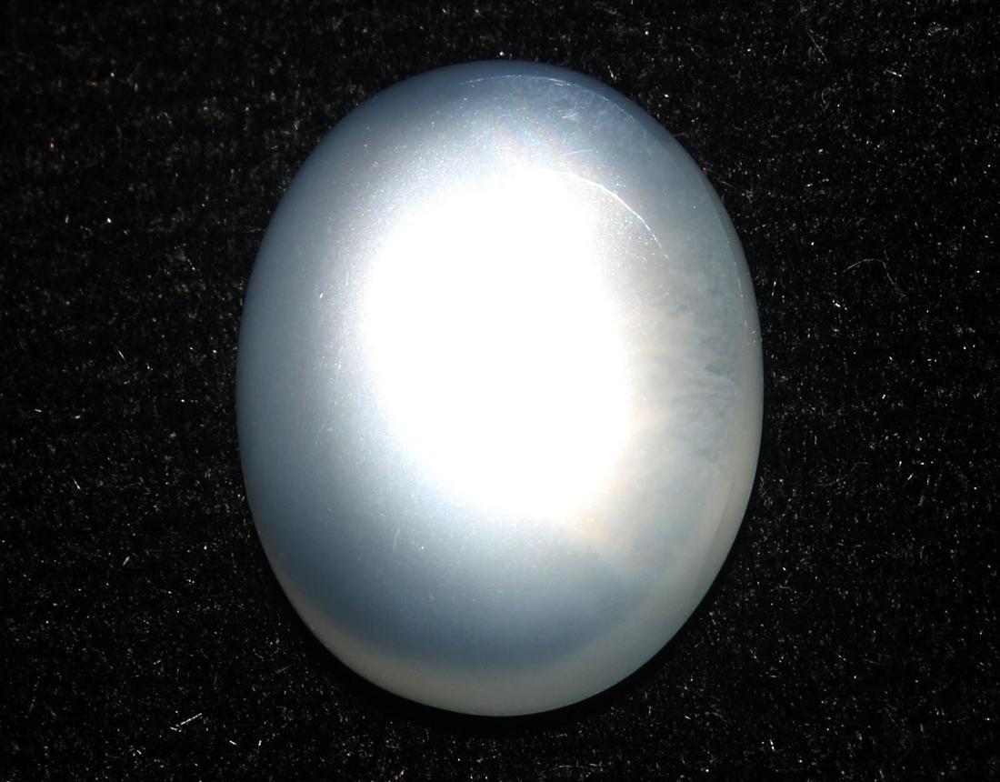 5.18 cts Natural Moonstone: No Reserve! Title: 5.18 cts Natural Moonstone Additional Information: Gemstone : Natural Moonstone Shape and cut : Oval Cabochon Weight : 5.18 carats Measurements : 13.66x10.56x4.50 mm Color : White T