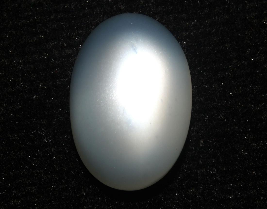7.16 cts Natural Moonstone: No Reserve! Title: 7.16 cts Natural Moonstone Additional Information: Gemstone : Natural Moonstone Shape and cut : Oval Cabochon Weight : 7.16 carats Measurements : 14.70x10.05x6.22 mm Color : White T