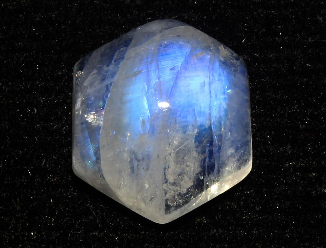 4.44 cts Natural Rainbow Moonstone: No Reserve! Title: 4.44 cts Natural Rainbow Moonstone Additional Information: Gemstone : Natural Rainbow Moonstone Shape and cut : Hexagon Cabochon Weight : 4.44 carats Measurements : 10.36x10.01x4.94