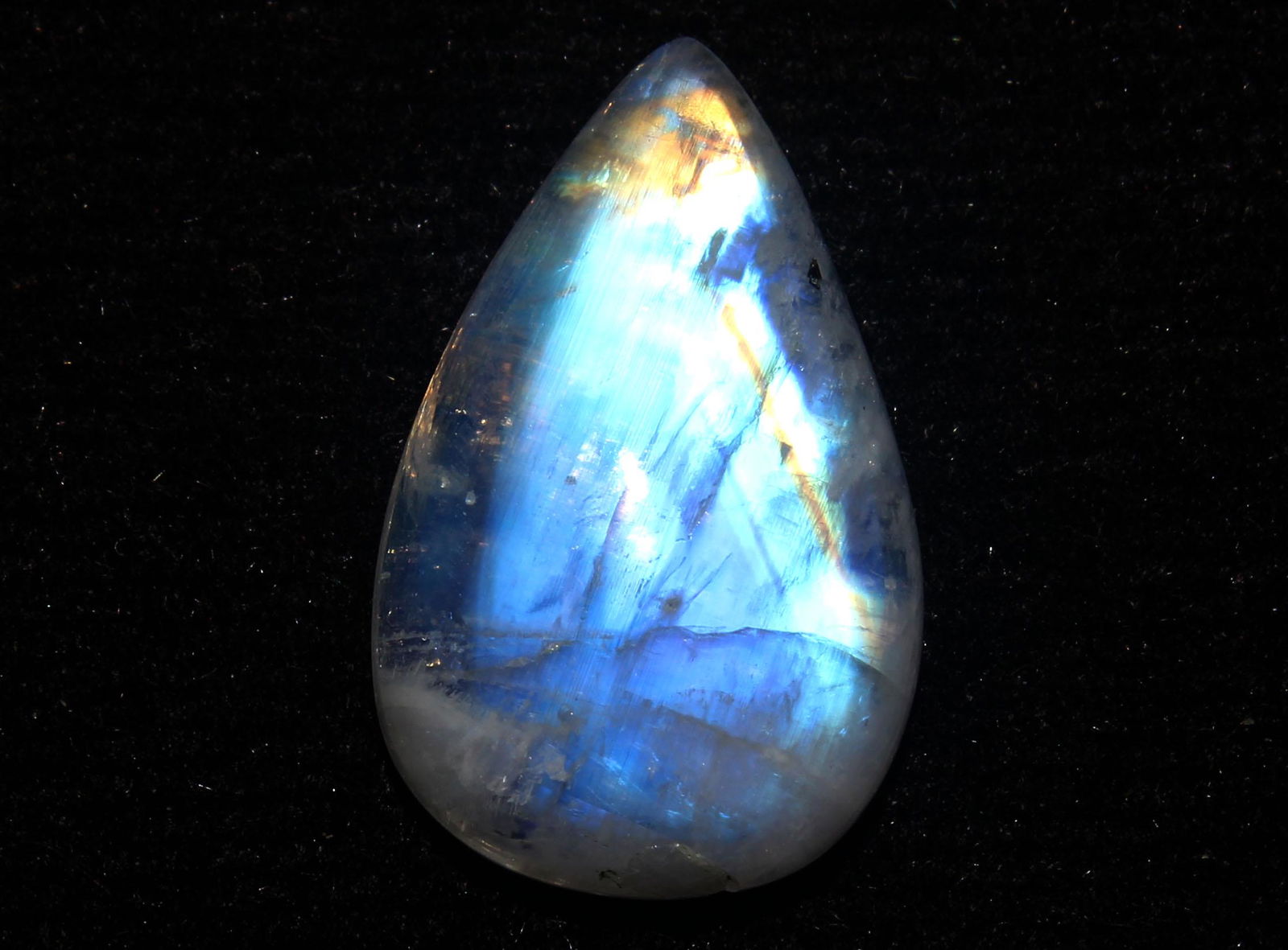 7.75 cts Natural Rainbow Moonstone: No Reserve! Title: 7.75 cts Natural Rainbow Moonstone Additional Information: Gemstone : Natural Rainbow Moonstone Shape and cut : Pear Cabochon Weight : 7.75 carats Measurements : 12.18x11.42x4.95 mm