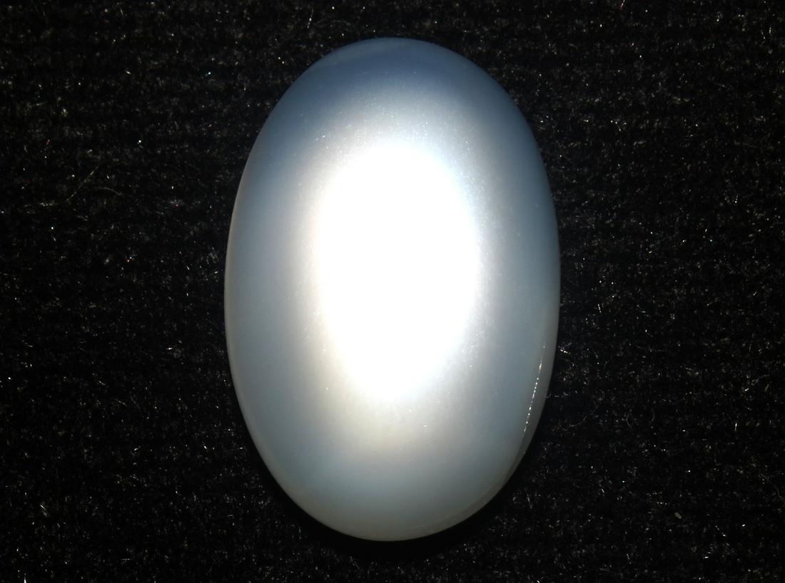 6.67 cts Natural Moonstone: No Reserve! Title: 6.67 cts Natural Moonstone Additional Information: Gemstone : Natural Moonstone Shape and cut : Oval Cabochon Weight : 6.67 carats Measurements : 15.4010.15x5.33 mm Color : White Tr