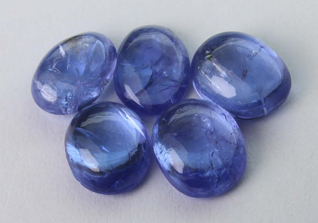 2.92 cts Natural Tanzanite Lot: No Reserve! Title: 2.92 cts Natural Tanzanite Lot Additional Information: Gemstone : Natural Tanzanite Shape and cut : Oval Cabochon Weight : 2.92 carats Measurements : 6.05x5.00x2.47 mm - 5.74x4.20x1