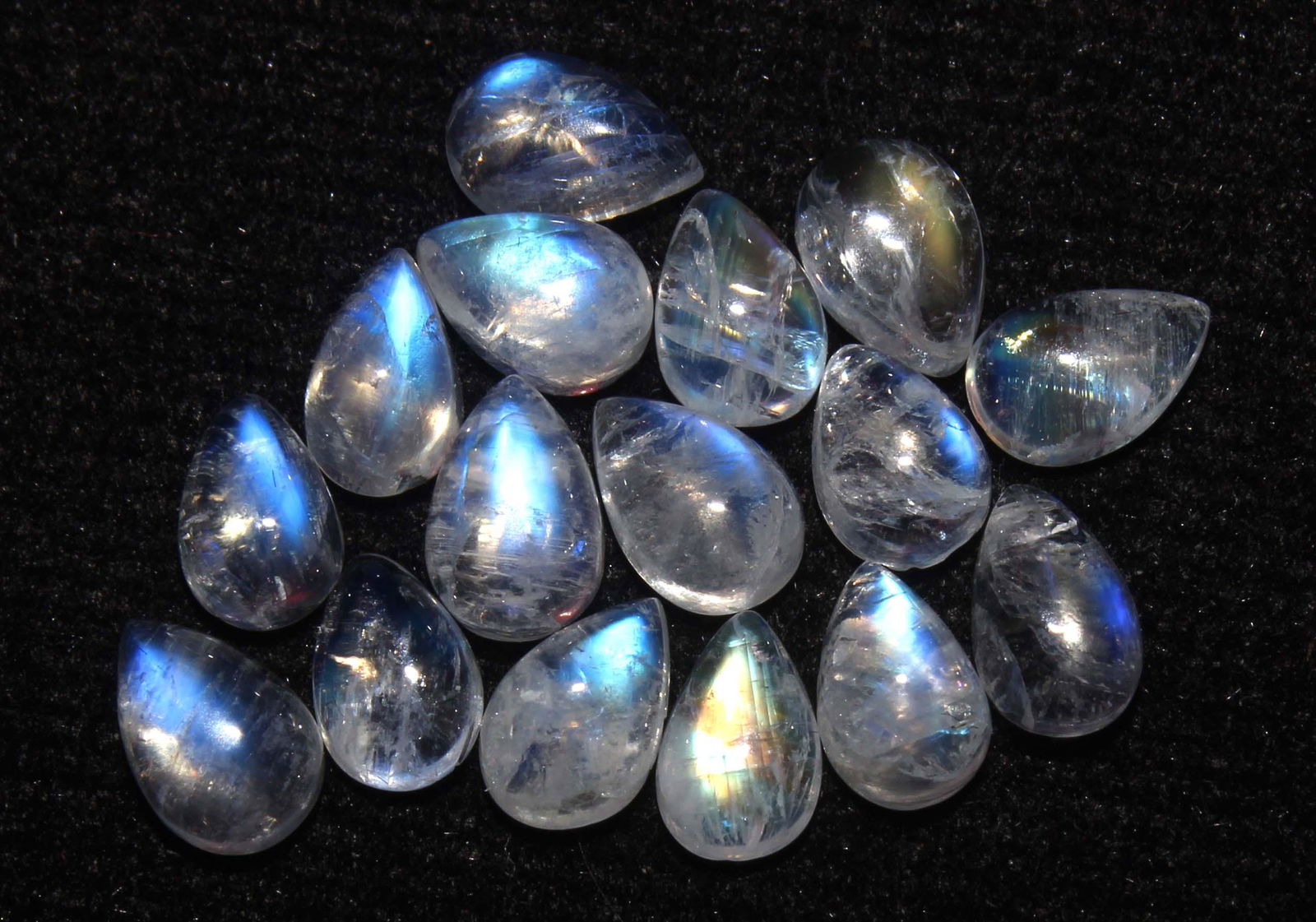 7.25 cts Natural Rainbow Moonstone Lot: No Reserve! Title: 7.25 cts Natural Rainbow Moonstone Lot Additional Information: Gemstone : Natural Rainbow Moonstone Shape and cut : Pear Cabochon Weight : 7.25 carats Measurements : 6x4 mm Number O