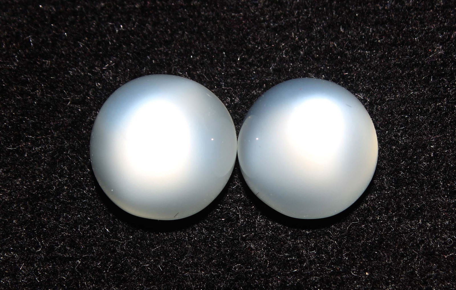 8.65 Cts Natural Moonstone: No Reserve! Title: 8.65 Cts Natural Moonstone Additional Information: Gemstone : Natural Moonstone Shape : Round Cabochan Weight : 8.65 Carats Measurements : 9.62x9.43x6.65 mm , 9.15x9.05x6.63 mm Numb