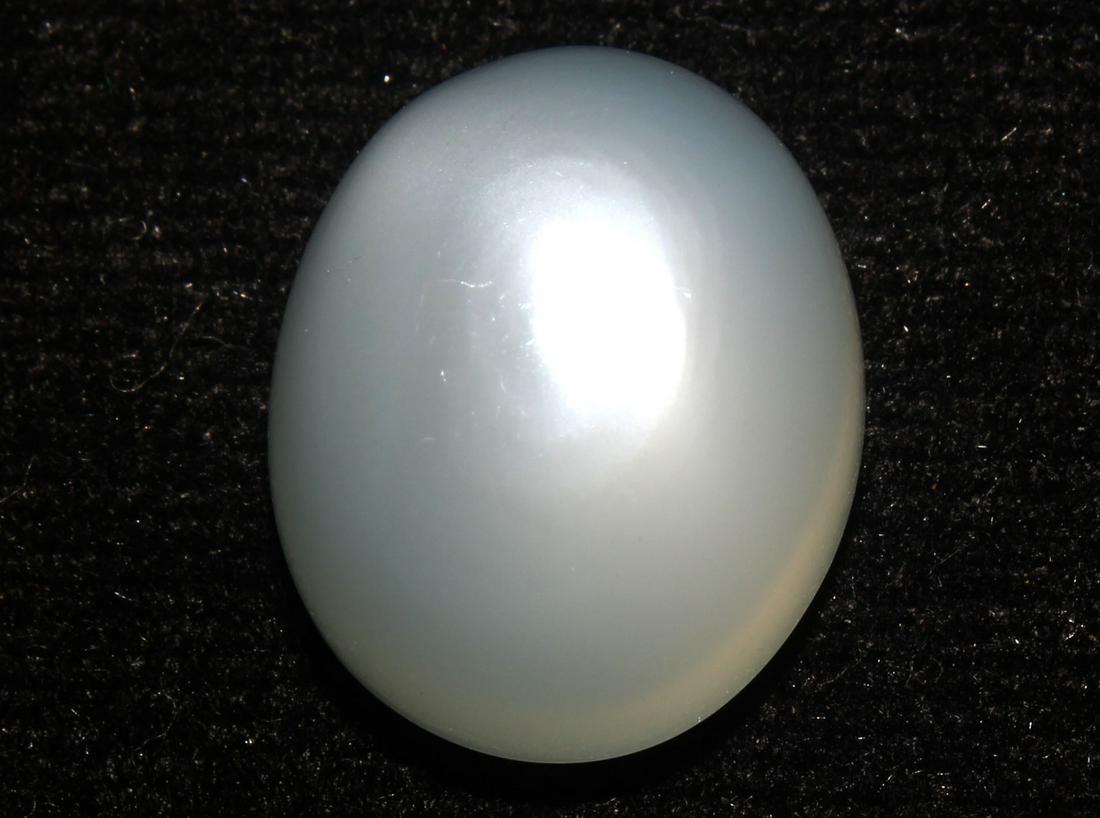 14.63 cts Natural Moonstone: No Reserve! Title: 14.63 cts Natural Moonstone Additional Information: Gemstone : Natural Moonstone Shape and cut : Oval Cabochon Weight : 14.63 carats Measurements : 16x13 mm Color : White Transparen