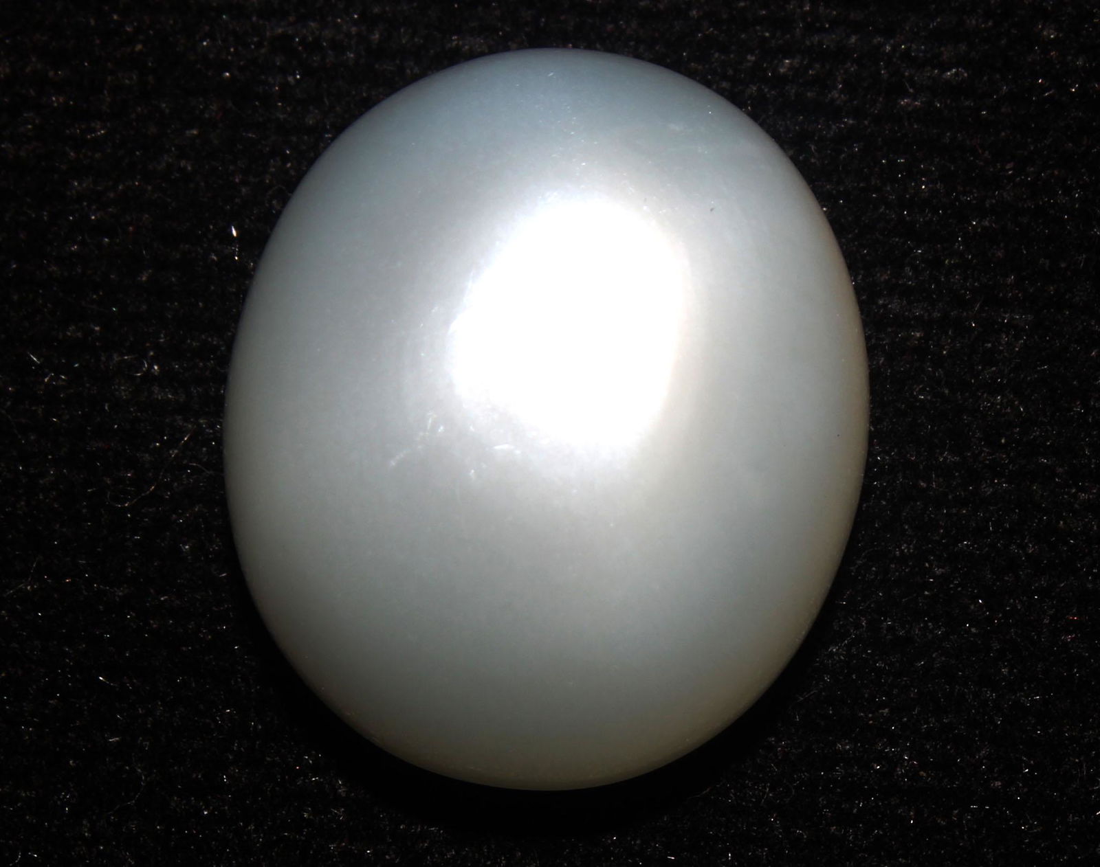 28.42 cts Natural Moonstone: No Reserve! Title: 28.42 cts Natural Moonstone Additional Information: Gemstone : Natural Moonstone Shape and cut : Oval Cabochon Weight : 28.42 carats Measurements : 19.33x16.74x11.76 mm Color : Whit