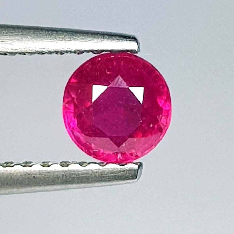 0.82 ctz Natural Ruby: No Reserve! Title: 0.82 ctz Natural Ruby Color/Clarity: Pinkis Red / VVS Gemstones: Ruby Carat Weights: 0.82 Size/Dimensions: 5.00 x 5.00 x 3.50 Additional Information: Round / Burma Shipping: Domes
