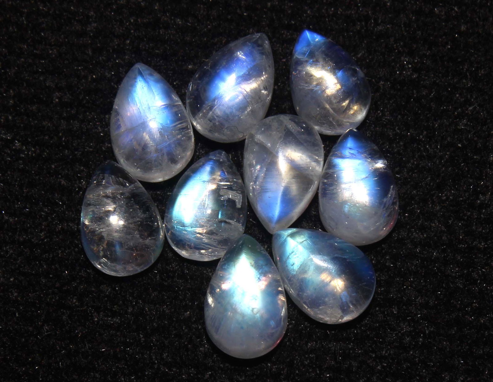 5.74 cts Natural Rainbow Moonstone Lot: No Reserve! Title: 5.74 cts Natural Rainbow Moonstone Lot Additional Information: Gemstone : Natural Rainbow Moonstone Shape and cut : Pear Cabochon Weight : 5.74 carats Measurements : 6x4 mm Number O