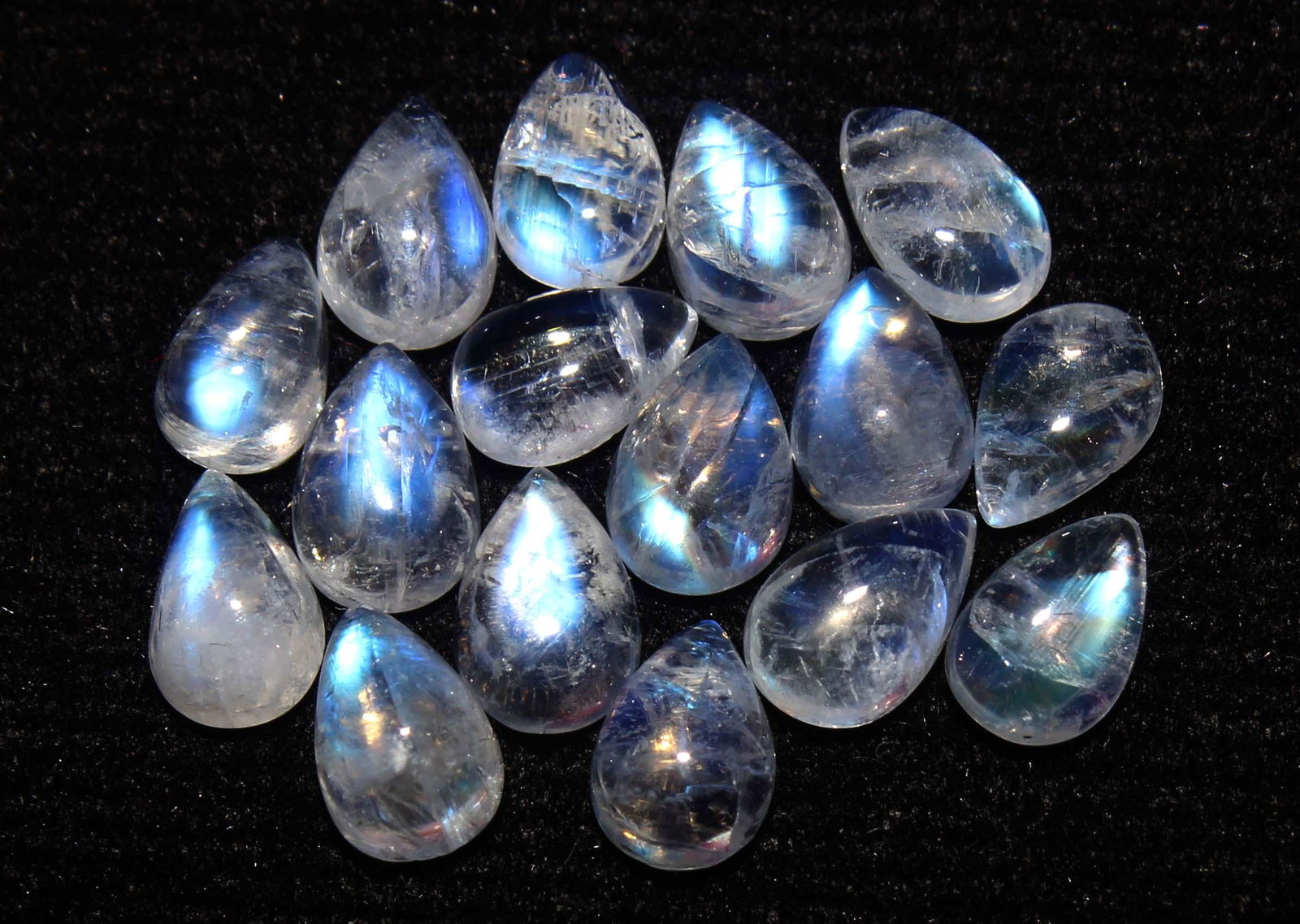 6.92 cts Natural Rainbow Moonstone Lot: No Reserve! Title: 6.92 cts Natural Rainbow Moonstone Lot Additional Information: Gemstone : Natural Rainbow Moonstone Shape and cut : Pear Cabochon Weight : 6.92 carats Measurements : 6x4 mm Number O