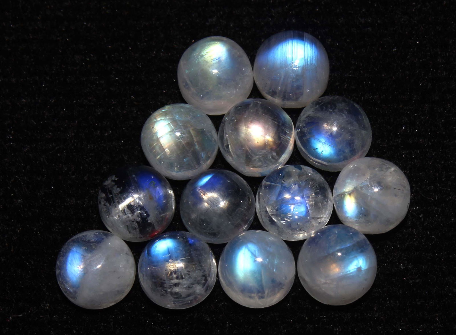 9.56 cts Natural Rainbow Moonstone Lot: No Reserve! Title: 9.56 cts Natural Rainbow Moonstone Lot Additional Information: Gemstone : Natural Rainbow Moonstone Shape and cut : Round Cabochon Weight : 9.56 carats Measurements : 5x5 mm Number