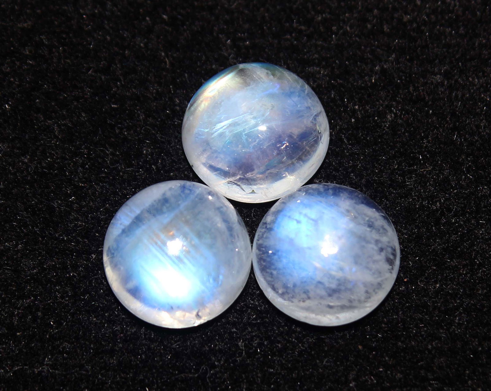 5.46 Cts Natural Rainbow Moonstone: No Reserve! Title: 5.46 Cts Natural Rainbow Moonstone Additional Information: Gemstone : Natural Rainbow Moonstone Shape and cut : Round Cabochan Weight : 5.46 Carats Measurements : 8x8 mm Color : Col