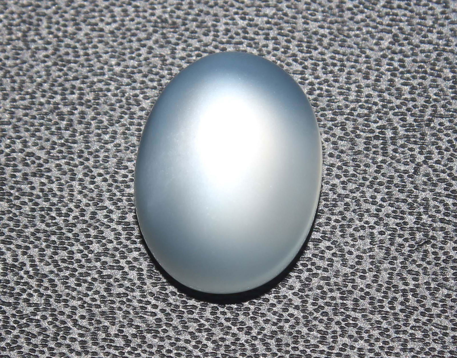 4.88 Cts Natural Moonstone: No Reserve! Title: 4.88 Cts Natural Moonstone Additional Information: Gemstone : Natural Moonstone Shape : Oval Cabochan Weight : 4.88 Carats Measurements : 12.50x9.54x5.25 mm Color : White Transpranc