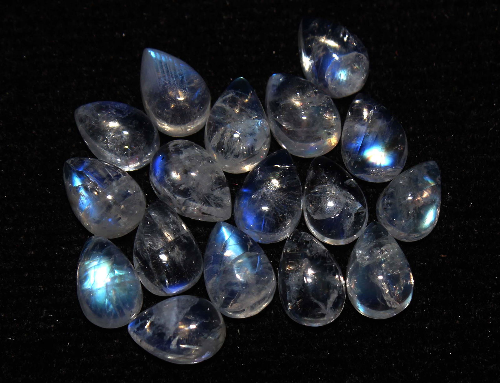 5.31 cts Natural Rainbow Moonstone Lot: No Reserve! Title: 5.31 cts Natural Rainbow Moonstone Lot Additional Information: Gemstone : Natural Rainbow Moonstone Shape and cut : Pear Cabochon Weight : 5.31 carats Measurements : 6x4 mm Number O