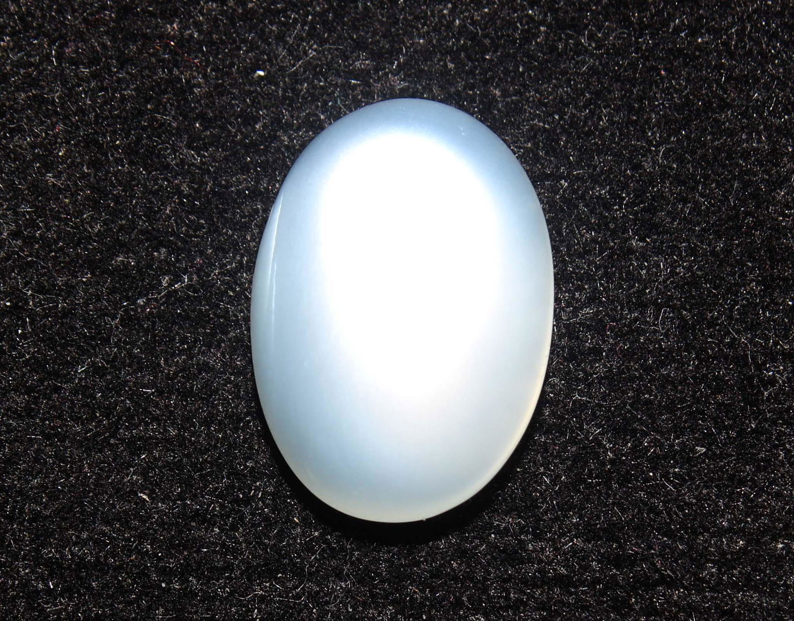 4.80 Cts Natural Moonstone: No Reserve! Title: 4.80 Cts Natural Moonstone Additional Information: Gemstone : Natural Moonstone Shape : Oval Cabochan Weight : 4.80 Carats Measurements : 9x9 mm Color : White Transprancy : tranluse
