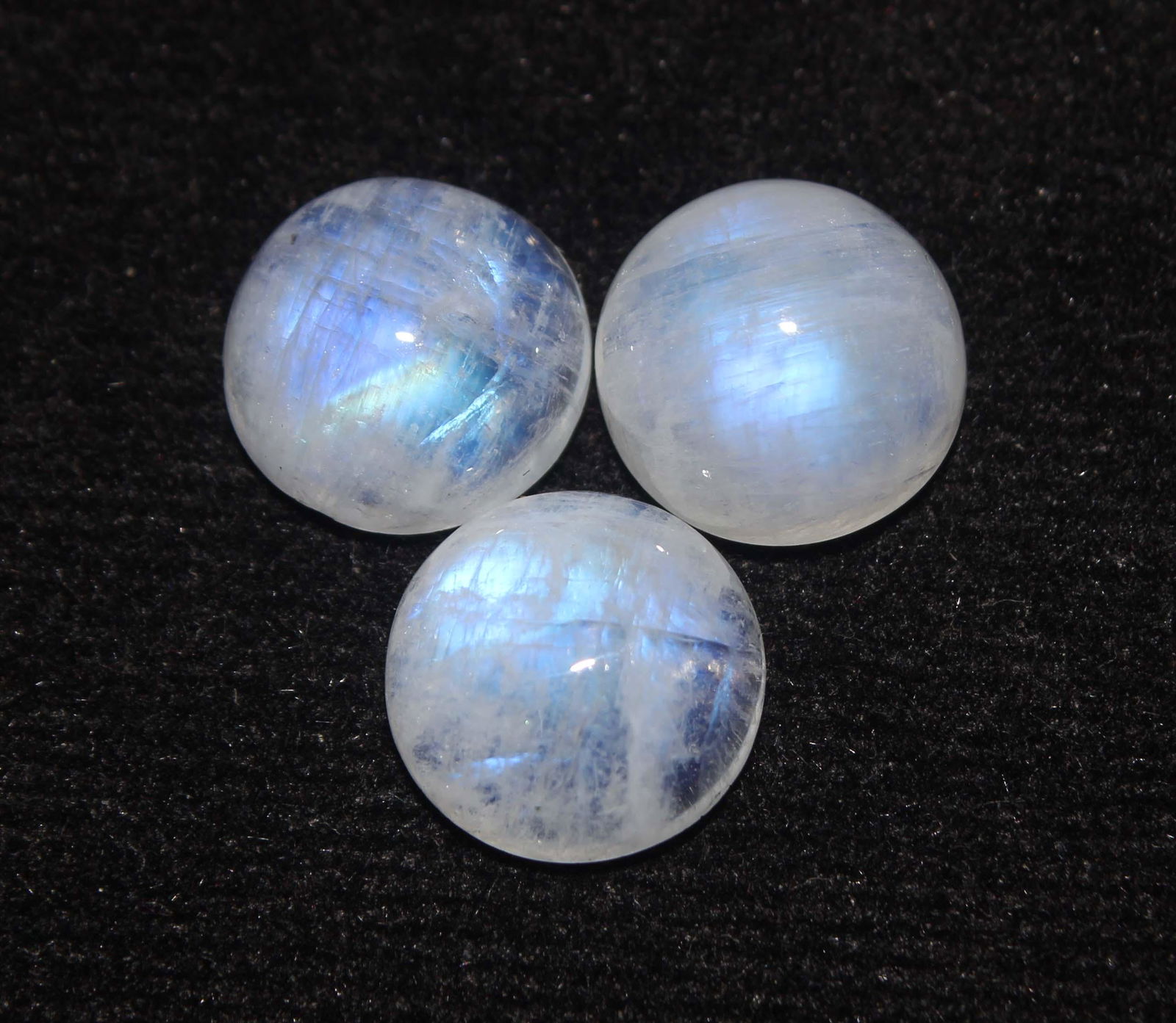 10.46 Cts Rainbow Moonstone: No Reserve! Title: 10.46 Cts Rainbow Moonstone Additional Information: Gemstone : Natural Rainbow Moonstone Shape and cut : Round Cabochan Weight : 10.46 Carats Measurements : 10x10 mm Color : Colourl