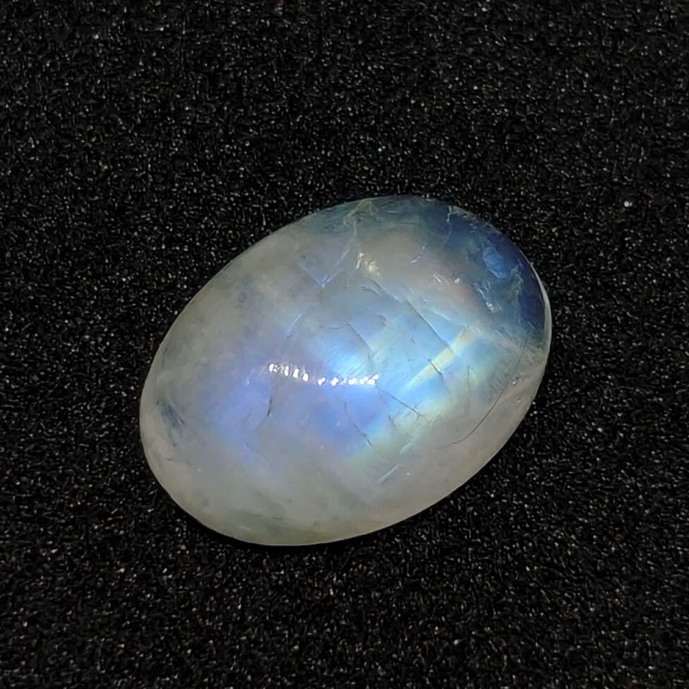 3.45 ct Natural White Rainbow Moonstone: No Reserve! Gemstones: Rainbow Moonstone Carat Weights: 3.45 ct Size/Dimensions:12 X 9 X 4.5 mm Origin : India Shipping: Domestic: Flat-rate of $7.00 to anywhere within the contiguous U.S. Internation