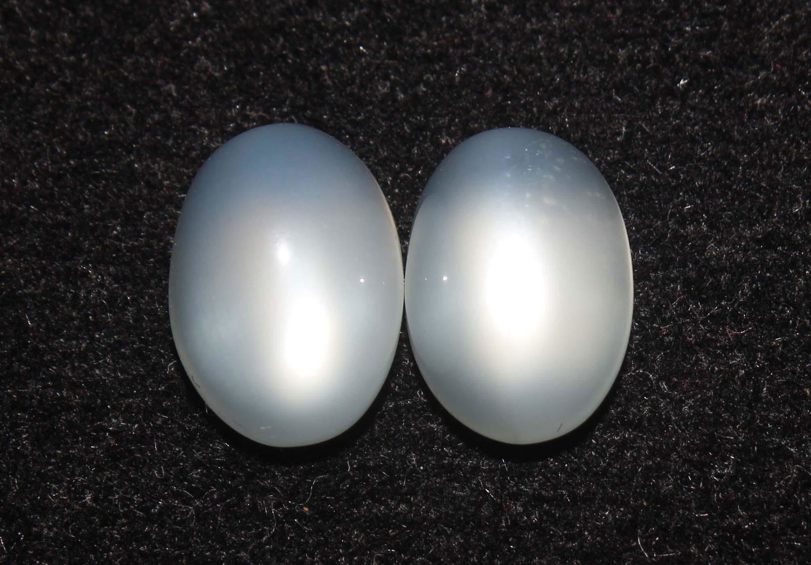 4.79 Cts Natural Moonstone Lot: No Reserve! Title: 4.79 Cts Natural Moonstone Lot Additional Information: Gemstone : Natural Moonstone Shape : Oval Cabochan Weight : 4.79 Carats Measurements : 9.79x7.00x5.00 mm , 9.51x6.71x4.84 mm N