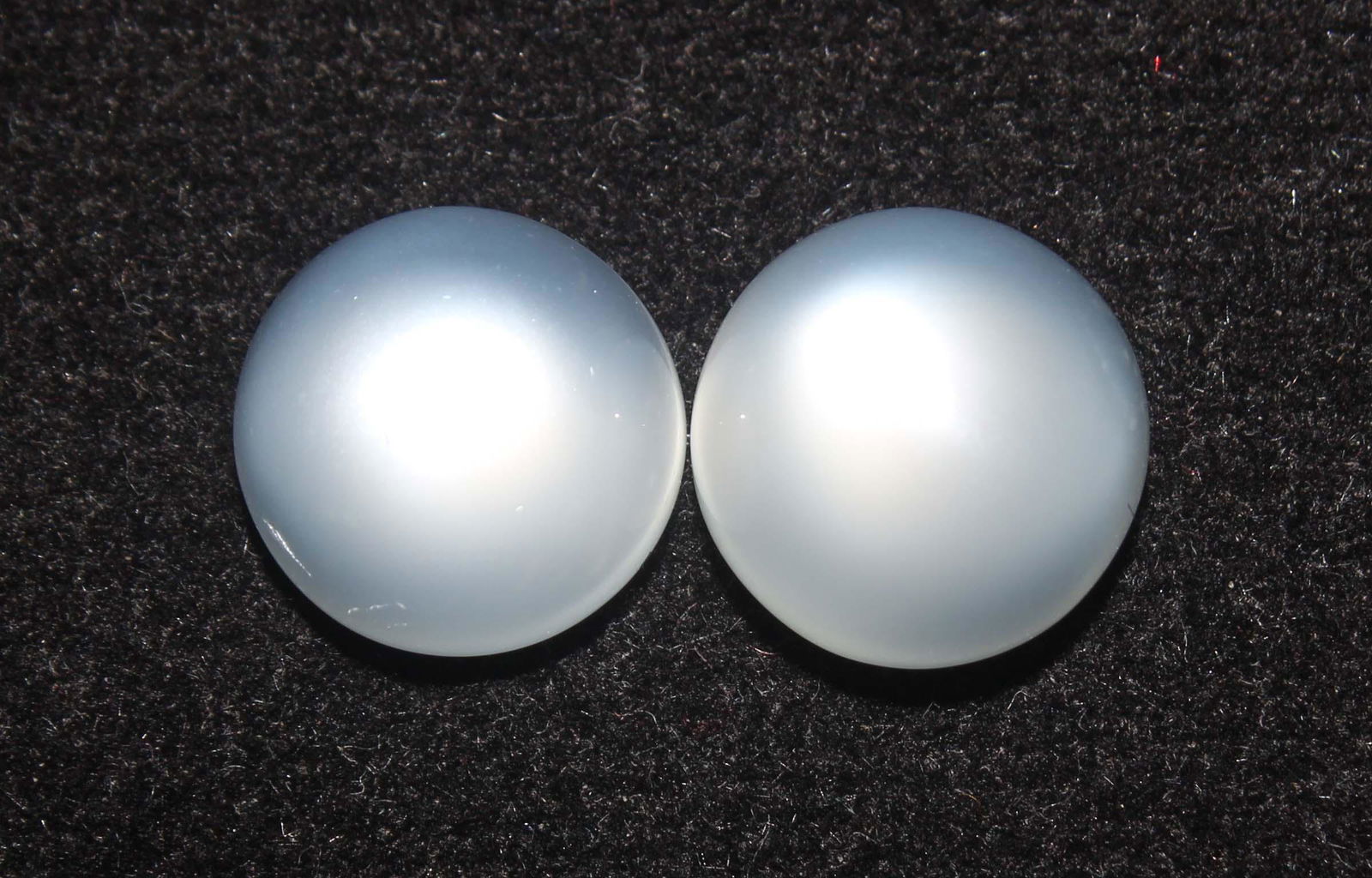 8.70 Cts Natural Moonstone Lot: No Reserve! Title: 8.70 Cts Natural Moonstone Lot Additional Information: Gemstone : Natural Moonstone Shape : Round Cabochan Weight : 8.70 Carats Measurements : 10x10 mm Number Of Stone : 2 Color : W