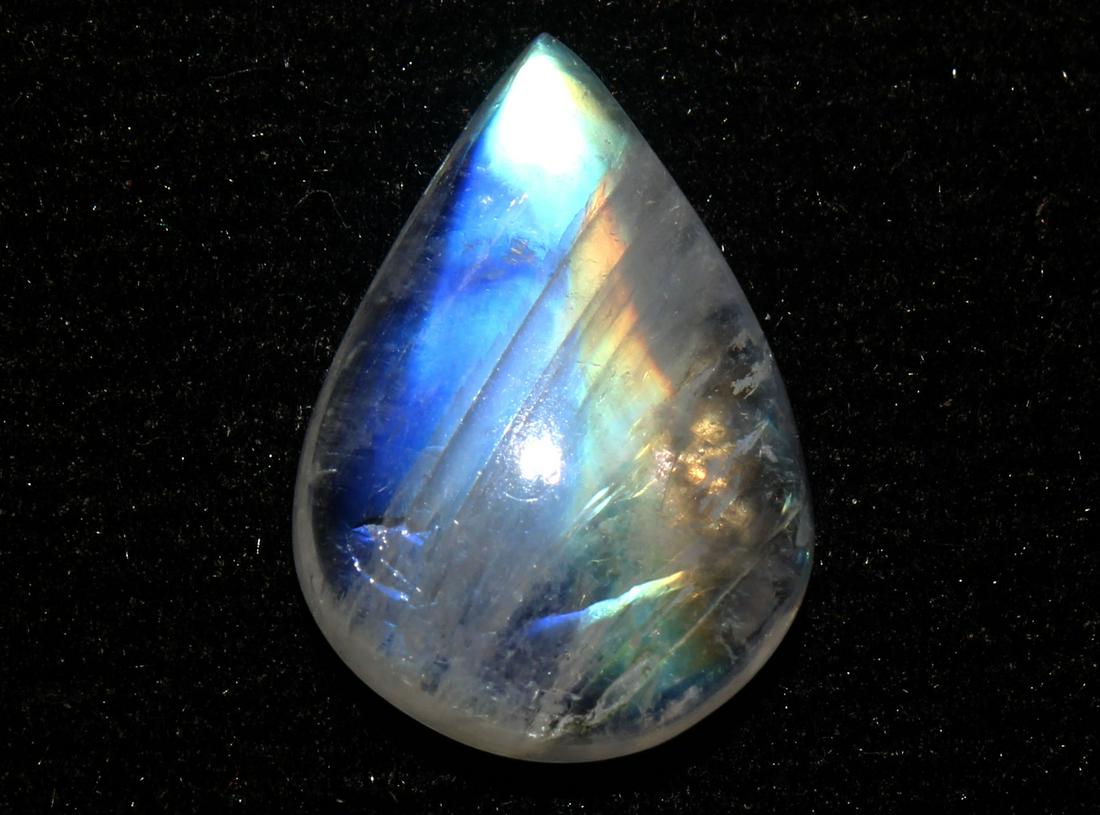 5.30 cts Natural Rainbow Moonstone: No Reserve! Title: 5.30 cts Natural Rainbow Moonstone Additional Information: Gemstone : Natural Rainbow Moonstone Shape and cut : Pear Cabochon Weight : 5.30 carats Measurements : 15.52x10.86x4.40 mm