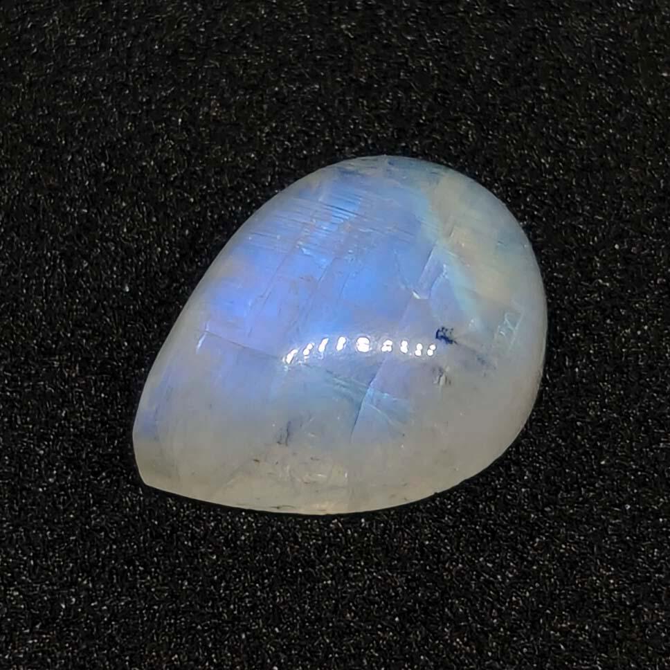 8.30 ct Natural White Rainbow Moonstone: No Reserve! Gemstones: Rainbow Moonstone Carat Weights: 8.30 ct Size/Dimensions:14 X 10 X 7 mm Origin : India Shipping: Domestic: Flat-rate of $7.00 to anywhere within the contiguous U.S. Internationa
