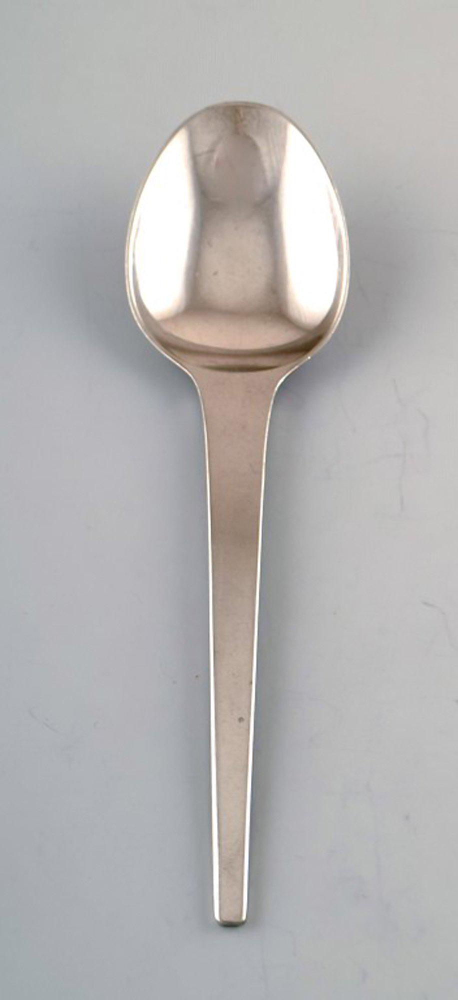Georg Jensen Caravel serving spoon sterling silver. 2 pieces in stock.: Georg Jensen Caravel serving spoon sterling silver. 2 pieces in stock. The elegant and timeless Caravel cutlery was designed by Henning Koppel in 1957. Measures: 22 cm. Stamped. In good condition. Lar