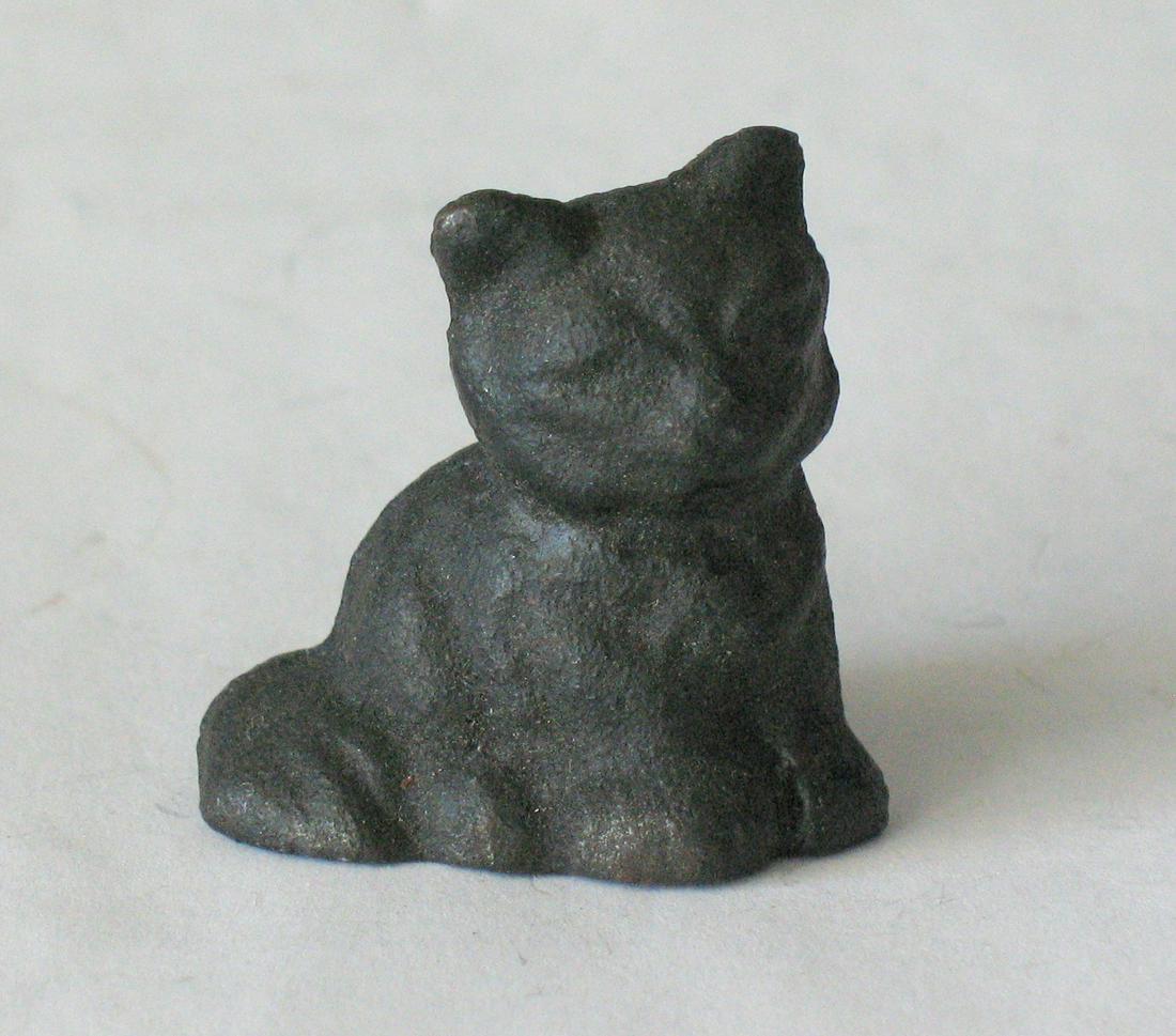 Vintage Cast Iron Cat Paper Weight: Title: Vintage cast iron cat paper weight. Provenance/Additional Info: Nice vintage cast iron cat paper weight in original condition Dimensions: 1 1/4" high Circa: 1930's Shipping: Domestic: Flat-rate