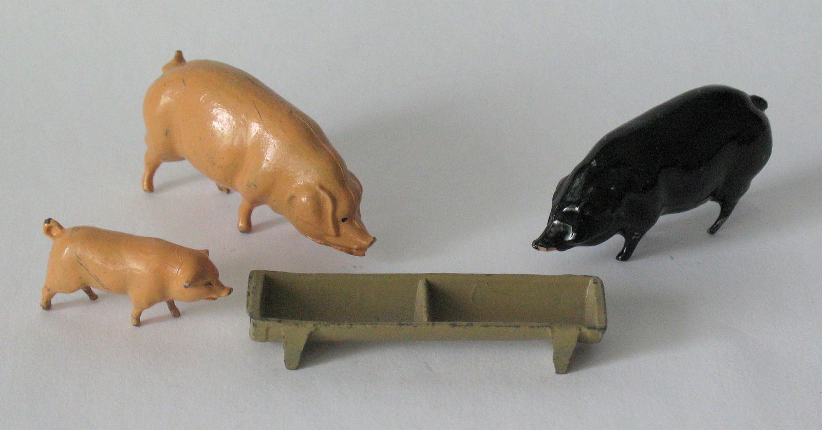 Vintage Cast Metal Pigs And Hog Trough (1 of 2)