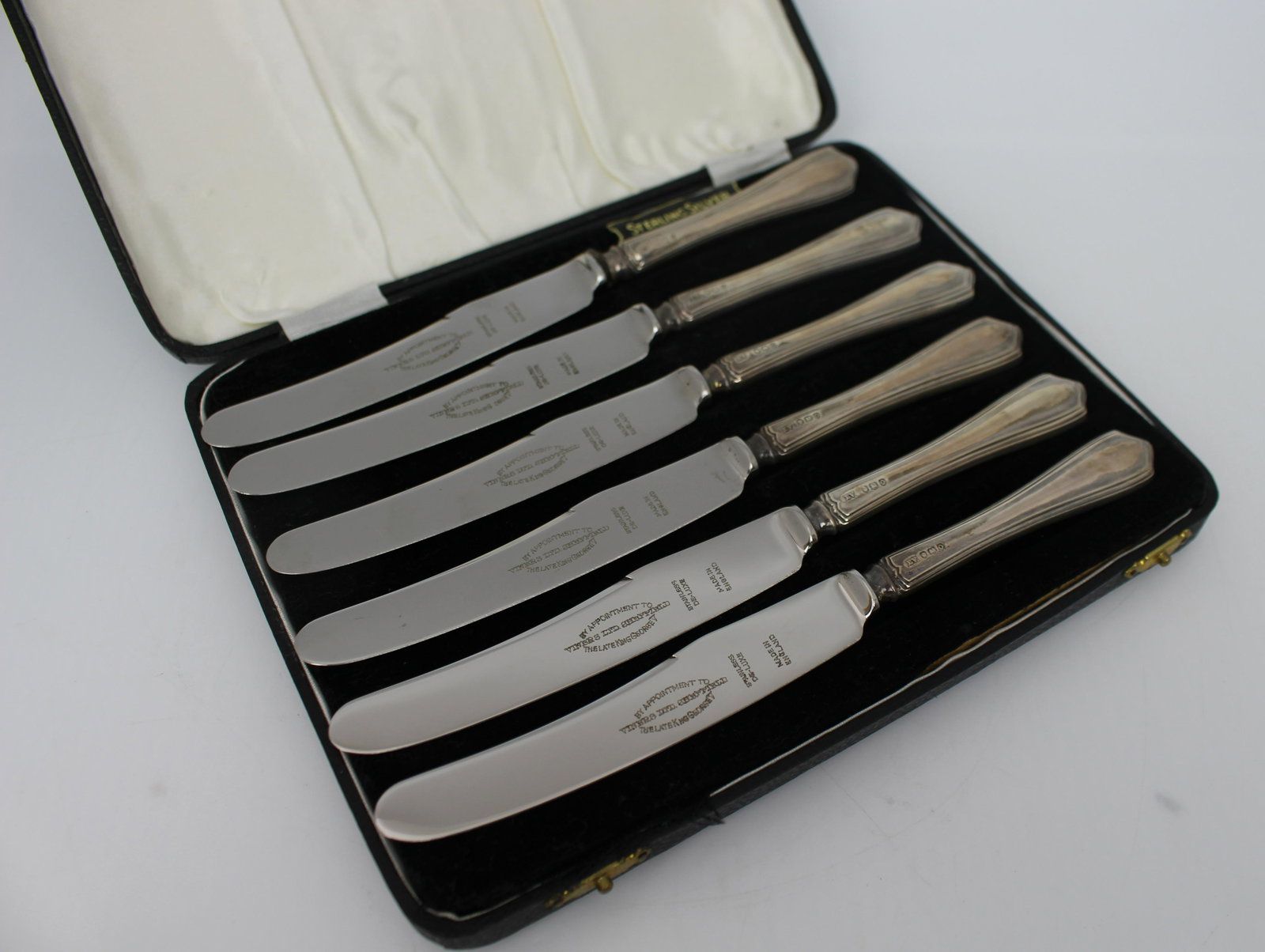 Cased Set of 6 Dessert Knives Sheffield 1931: Title: Cased Set of 6 Dessert Knives Sheffield 1931 Description: Cased Set of 6 Dessert Knives Sheffield 1931 Length: 18 cm. Weight: 26.0 g. Silver handles, fully hallmarked. Stainless steel blades.