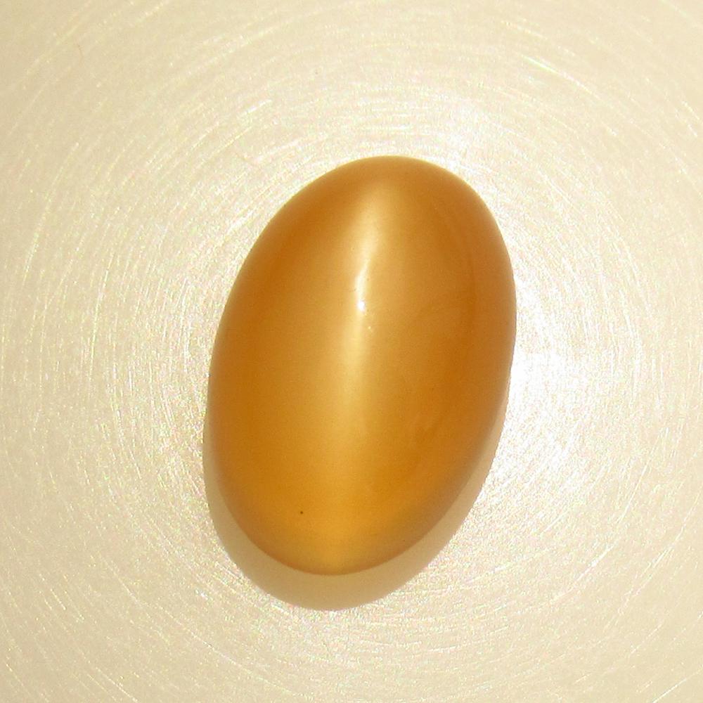 5.66 Ctw Natural Moonstone Oval Cab: No Reserve! Title: 5.66 Ctw Natural Moonstone Oval Cab Stone Clarity: Semi-Transparent Gemstones: Moonstone Size/Dimensions: 5.66 Carat Weights: 12.80 x 8.70 x 7.00 mm Additional Information: Nice Ova