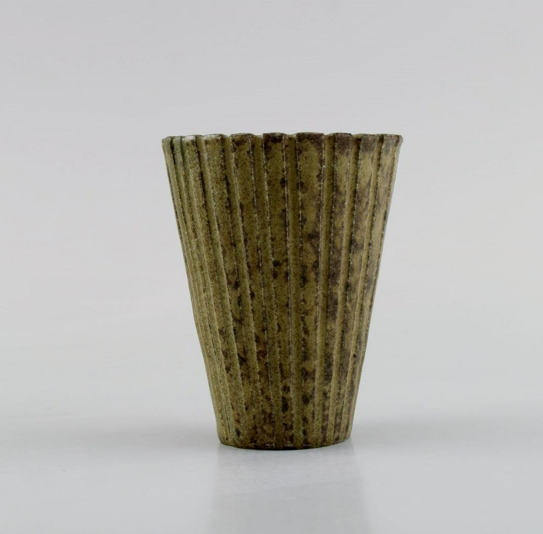 Arne Bang (1901-1983), Denmark. Vase in glazed ceramics. Fluted body and beautiful glaze in light (1 of 7)