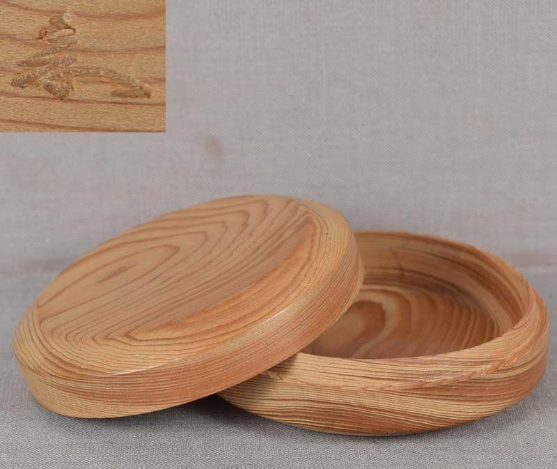 1910s tea ceremony KOGO yew wood: 1910s (late Meiji - early Taisho) wooden Japanese kogo - box for incense used during tea ceremony. Beautifully made out of yew wood, superb piece in Japanese taste cleverly utilizing wood grain patter