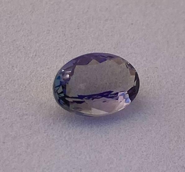 Natural Tanzanite 1.37ct Oval Bluish Violet VVS: Title: Natural Tanzanite 1.37ct Oval Bluish Violet VVS Additional Information: 1 x Natural Tanzanite 1.37ct Oval Bluish Violet VVS - Shape: Oval - Weight: 1.37ct - Colour: Bluish Violet - Clarity: VVS