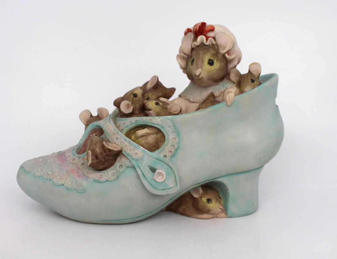 Beatrix Potter Frederick Warne & Co Model Moneybox: Title: Beatrix Potter Frederick Warne & Co Model Moneybox Description: Beatrix Potter Frederick Warne & Co Model Moneybox. Measures 19 x 9 x 14 (height) cm. Few small chips as pictured Reserve: $5.00