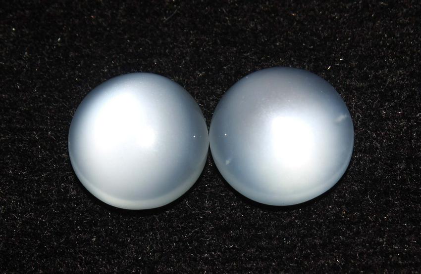 8.02 Cts Natural Moonstone Lot: No Reserve! Title: 8.02 Cts Natural Moonstone Lot Additional Information: Gemstone : Natural Moonstone Shape : Oval Cabochan Weight : 8.02 Carats Measurements : 10.54x10.33x5.25 mm , 1026x10.18x4.85 m
