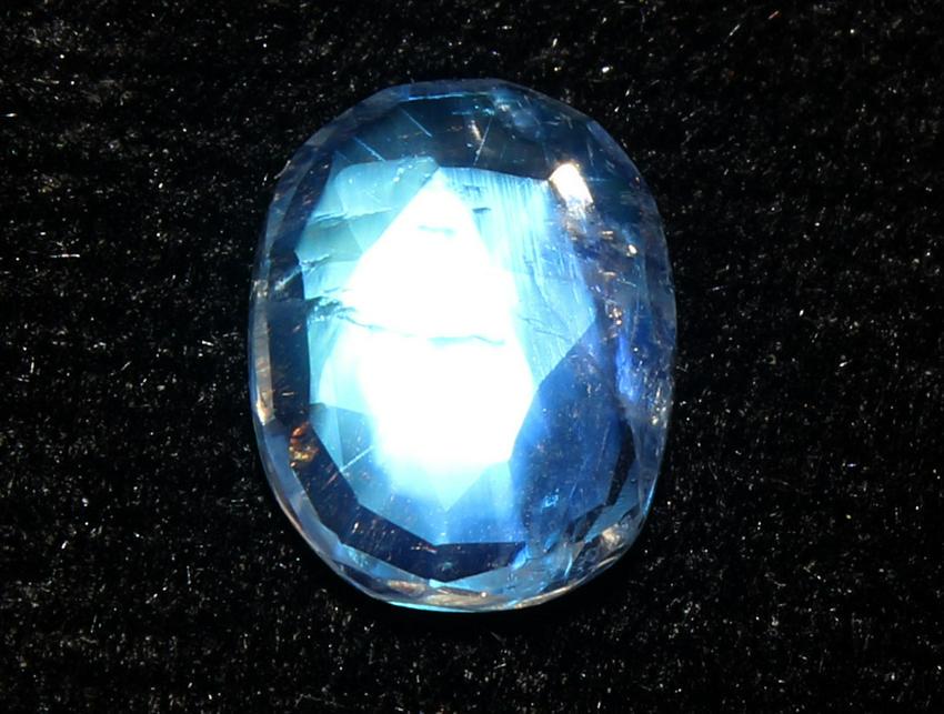 1.01 Cts Natural Rainbow Moonstone: No Reserve! Title: 1.01 Cts Natural Rainbow Moonstone Additional Information: Gemstone : Natural Rainbow Moonstone Shape and cut : Oval Cut Weight : 1.01 Carats Measurements : 8x6 mm Color : Colorless